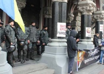 Милиция избила протестующих под НБУ