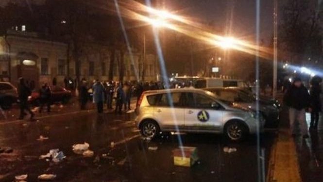Аваков пообещал предоставить результаты расследования потасовки возле Нацбанка