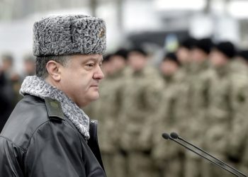 Поршенко введет военное положение в Украине, если не будет мира