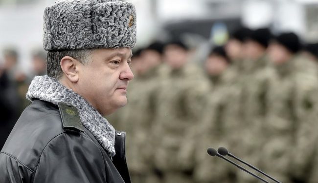 Поршенко введет военное положение в Украине, если не будет мира