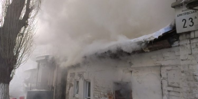 В Киеве на улице Дмитриевской случился пожар