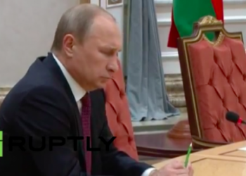 Путин пошел по стопам Януковича: сломал ручку на переговорах в Минске