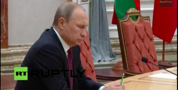 Путин пошел по стопам Януковича: сломал ручку на переговорах в Минске