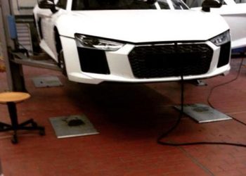В сети появились первые официальные фото Audi R8