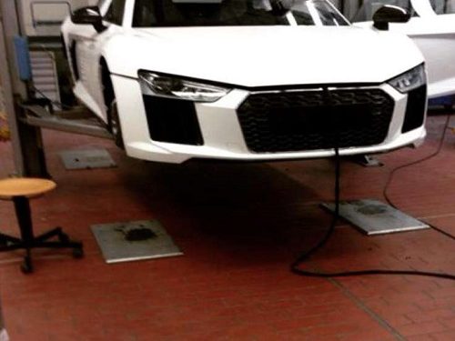В сети появились первые официальные фото Audi R8