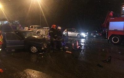 В Киеве произошло ДТП с участием четырех элитных авто