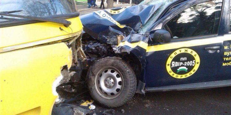 В Ровно в аварию попала маршрутка, есть пострадавшие