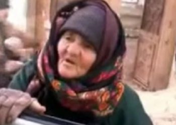 Интернет взорвало видео с бабушкой, которая отругала боевиков ИГ