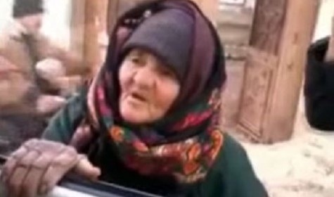 Интернет взорвало видео с бабушкой, которая отругала боевиков ИГ