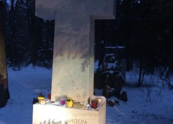Вандалы оставили надпись краской на могиле Бандеры