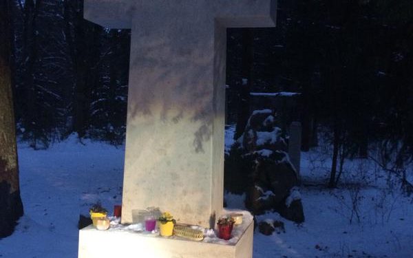 Вандалы оставили надпись краской на могиле Бандеры