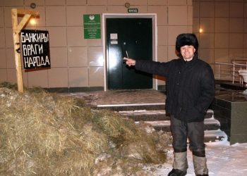 Протест: Новосибирский фермер высыпал телегу навоза перед отделением Сбербанка