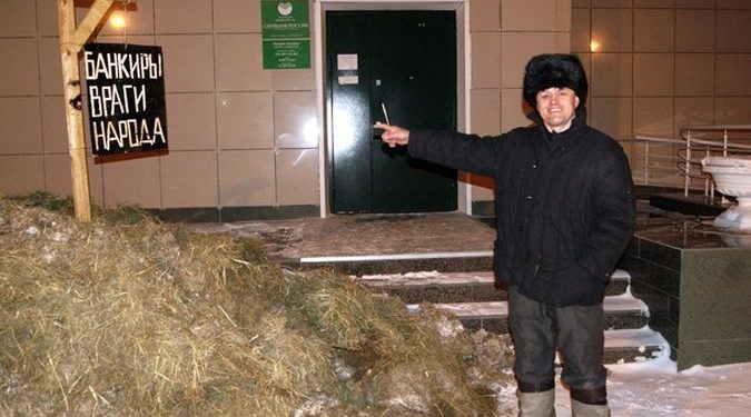 Протест: Новосибирский фермер высыпал телегу навоза перед отделением Сбербанка