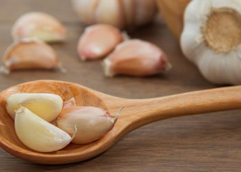 Стало известно, при какой болезни полезен экстракт чеснока