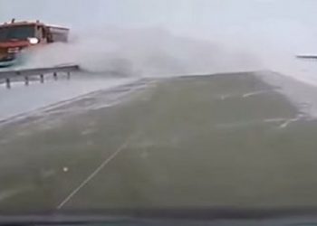 Интернет взорвало видео с чисткой дорог в Казахстане