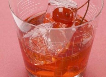 Диетологи рассказали, чем нельзя запивать еду