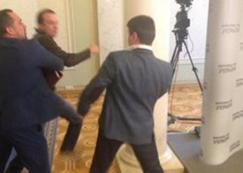 Соболев и Ивченко устроили потасовку в кулуарах ВР