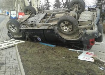 В центре Донецка перевернулась машина с террористами