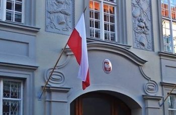 Неизвестные разбили окно и повредили стену посольства Польши в Литве