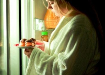 Эксперты рассказали, как удержаться от еды по ночам