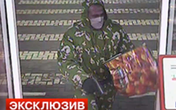 В сети появилось видео с грабителем-неудачником с дырявым пакетом