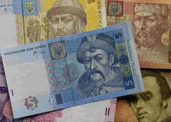Доллар в Украине по курсу НБУ упал сразу на 2,25 гривны