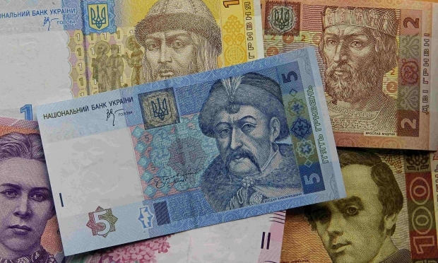 Доллар в Украине по курсу НБУ упал сразу на 2,25 гривны