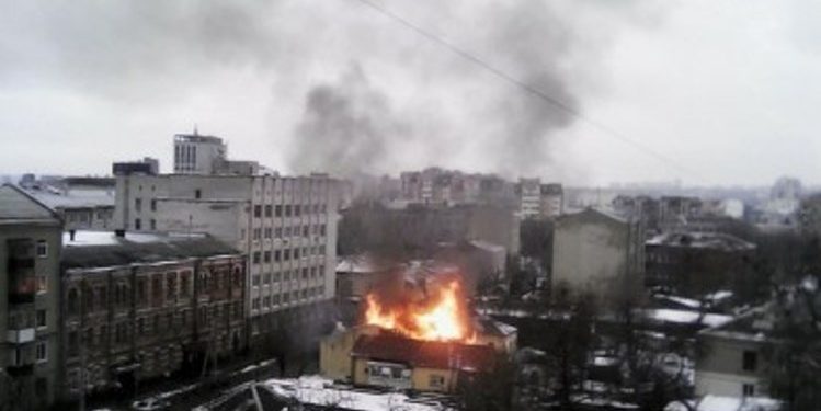 В Харькове горит двухэтажное жилое здание
