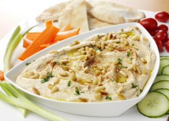 Эксперты рассказали о продуктах, которые заставляют переедать