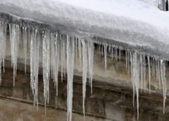 Киевлянке на голову упала сосулька