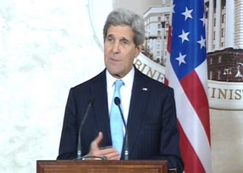Джон Керри, глава Госдепартамента США, рассчитывает, что РФ будет содействовать установлению мира на востоке украинского государства. Об этом пятого февраля сообщают СМИ. Америка готова выступить гарантом мира в Украине, заявил Джон Керри во время совместной пресс-конференции с Арсением Яценюком. По словам главы Госдепартамента, мир может быть достигнут, если Россия и боевики будут придерживаться взятых на себя обязательств.