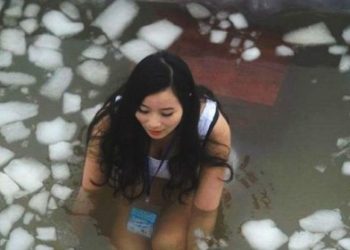 В Китае спорили, кто дольше просидит в ледяной воде