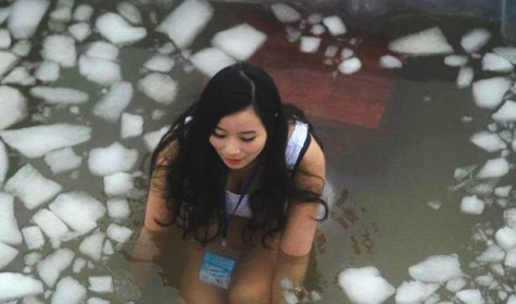В Китае спорили, кто дольше просидит в ледяной воде
