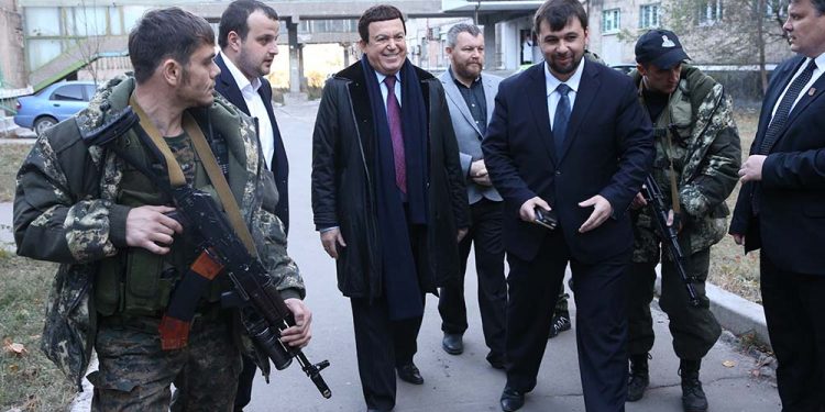Кобзон посетил в донецкой больнице обгоревших бурятов-наемников