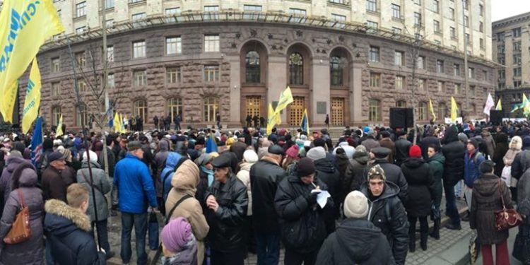 В столице Украины участники «Марша белых платков» требуют отставки Кличко