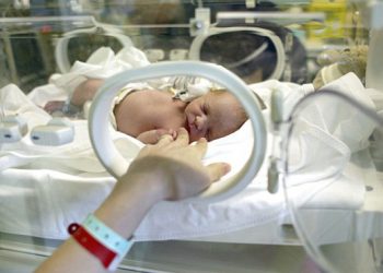 Медики рассказали, что улучшит здоровье недоношенных детей