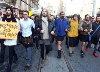 В Стамбуле мужчины в юбках вышли на улицы в знак протеста против насилия
