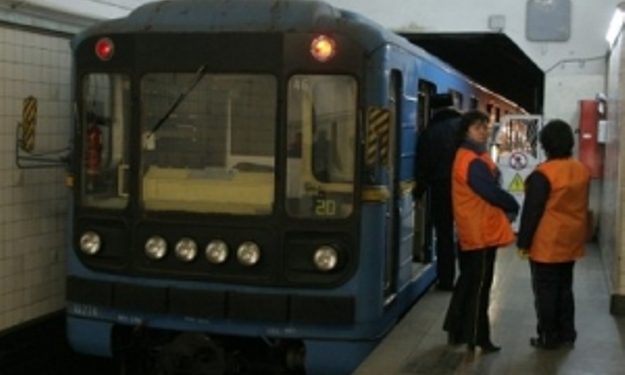 Киевлянин в метро пытался совершить суицид
