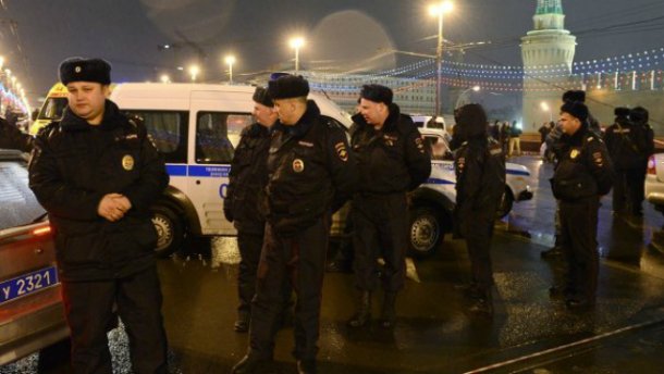 На месте убийства Бориса Немцова проходит траурная акция, - пресса