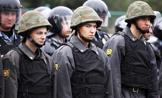 СМИ: В Москву вводят внутренние войска