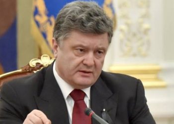 Террористы начали наступление сразу же после подписания соглашения о перемирие, - Порошенко