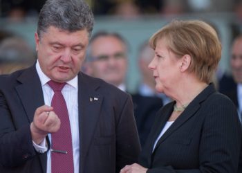 Порошенко попросил Меркель о миротворцах на Донбассе