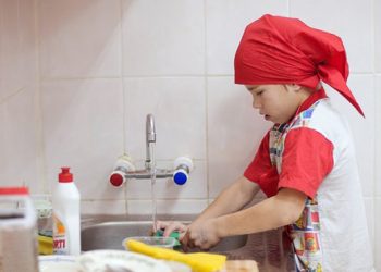 Стало известно, почему полезно мыть посуду вручную