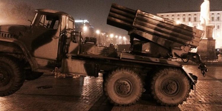 В Киев ночью завезли военную технику России