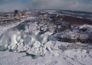 В сети появилось видео с замерзшим Ниагарским водопадом