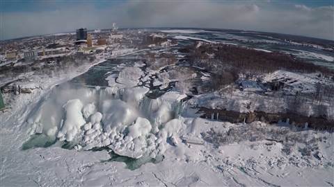 В сети появилось видео с замерзшим Ниагарским водопадом