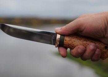 В Киеве мужчина ранил ножом двоих оперативников