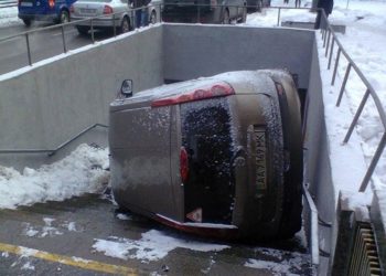 Киев: Nissan влетел в подземный переход