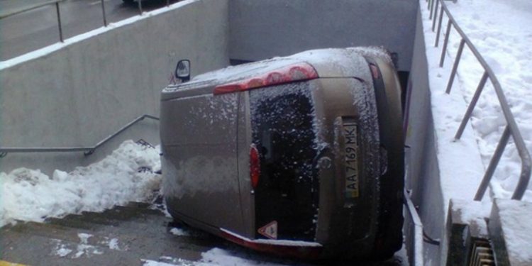 Киев: Nissan влетел в подземный переход