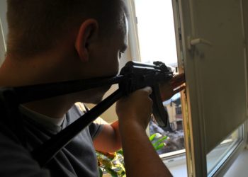 Омич открыл стрельбу по прохожим, есть раненые